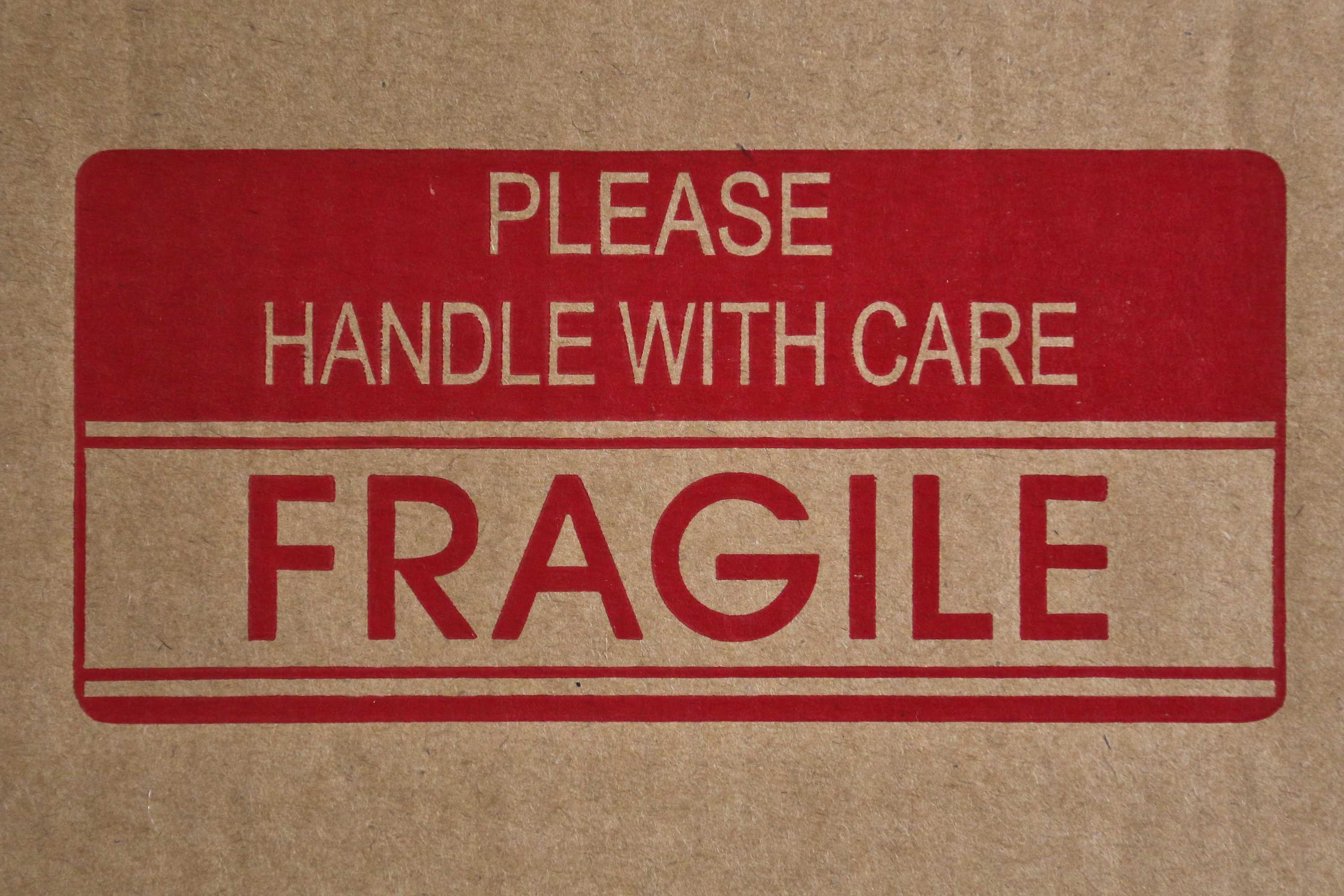 Хрупкое наклейка. Fragile наклейка на коробки. Fragile handle with care. Take it with care. Осторожно хрупкое наклейка.