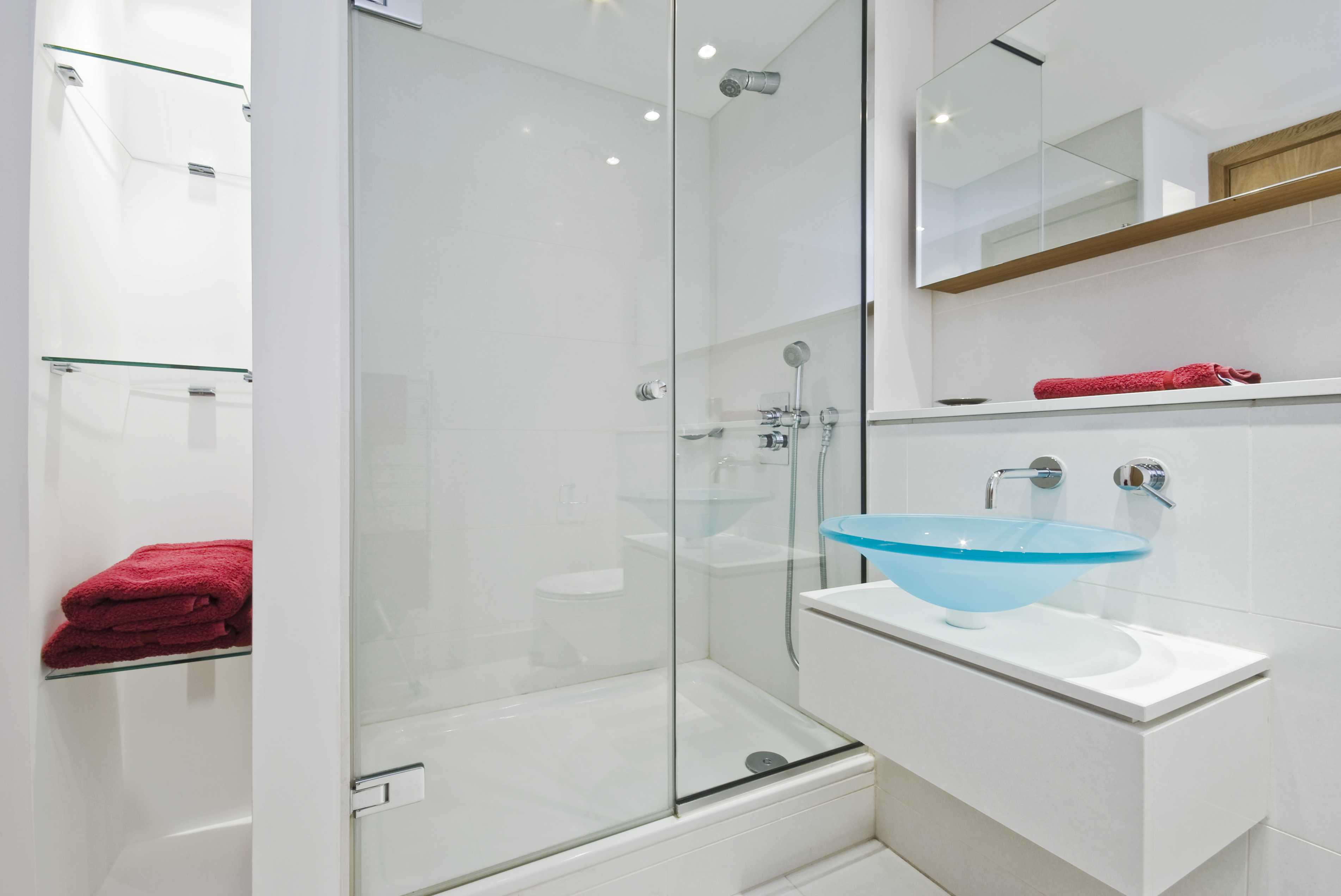 стекло в интерьере ванной комнаты