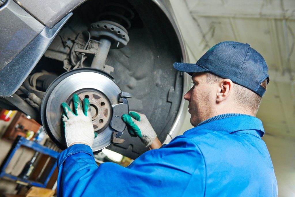 mechanic fixing break discs