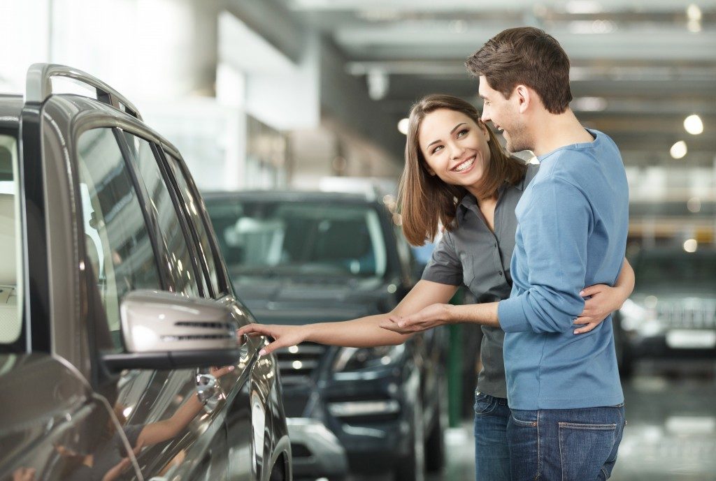 Couple choosing a car