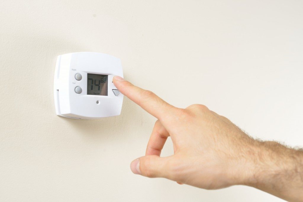 Hand adjusting thermostat