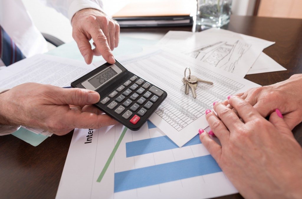 Agent pointing at a calculator