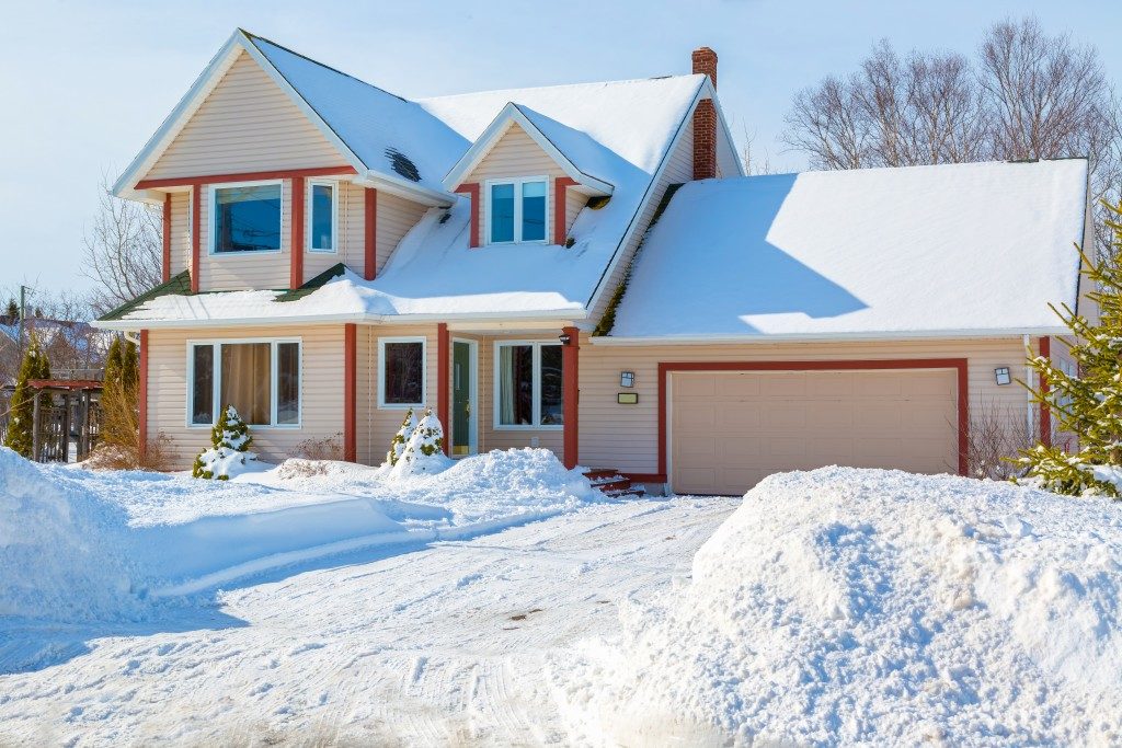 A family home in a north American suburb covered in snow