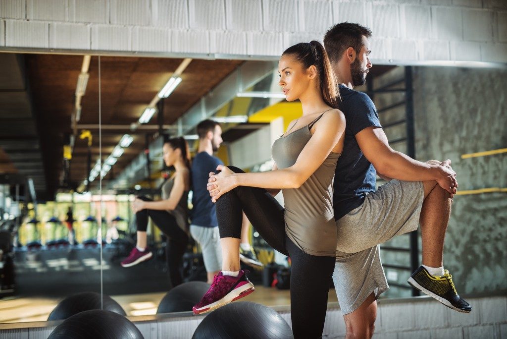 gym partners warming up