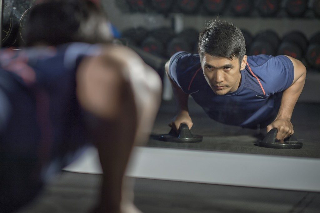 Man doing pushups at the gym