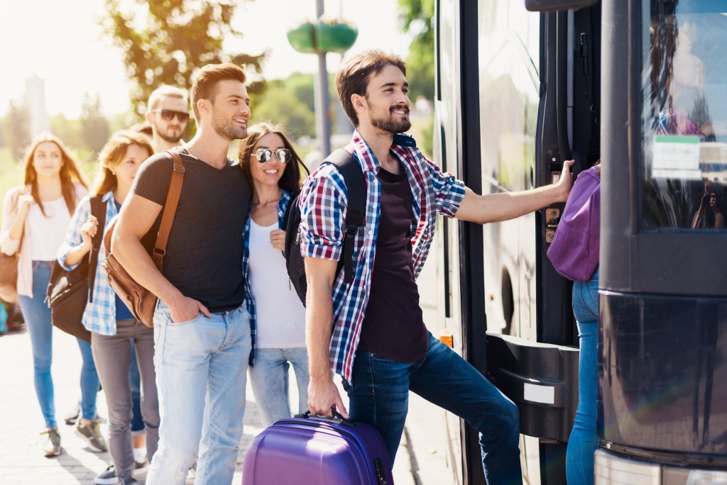 friends getting into the bus